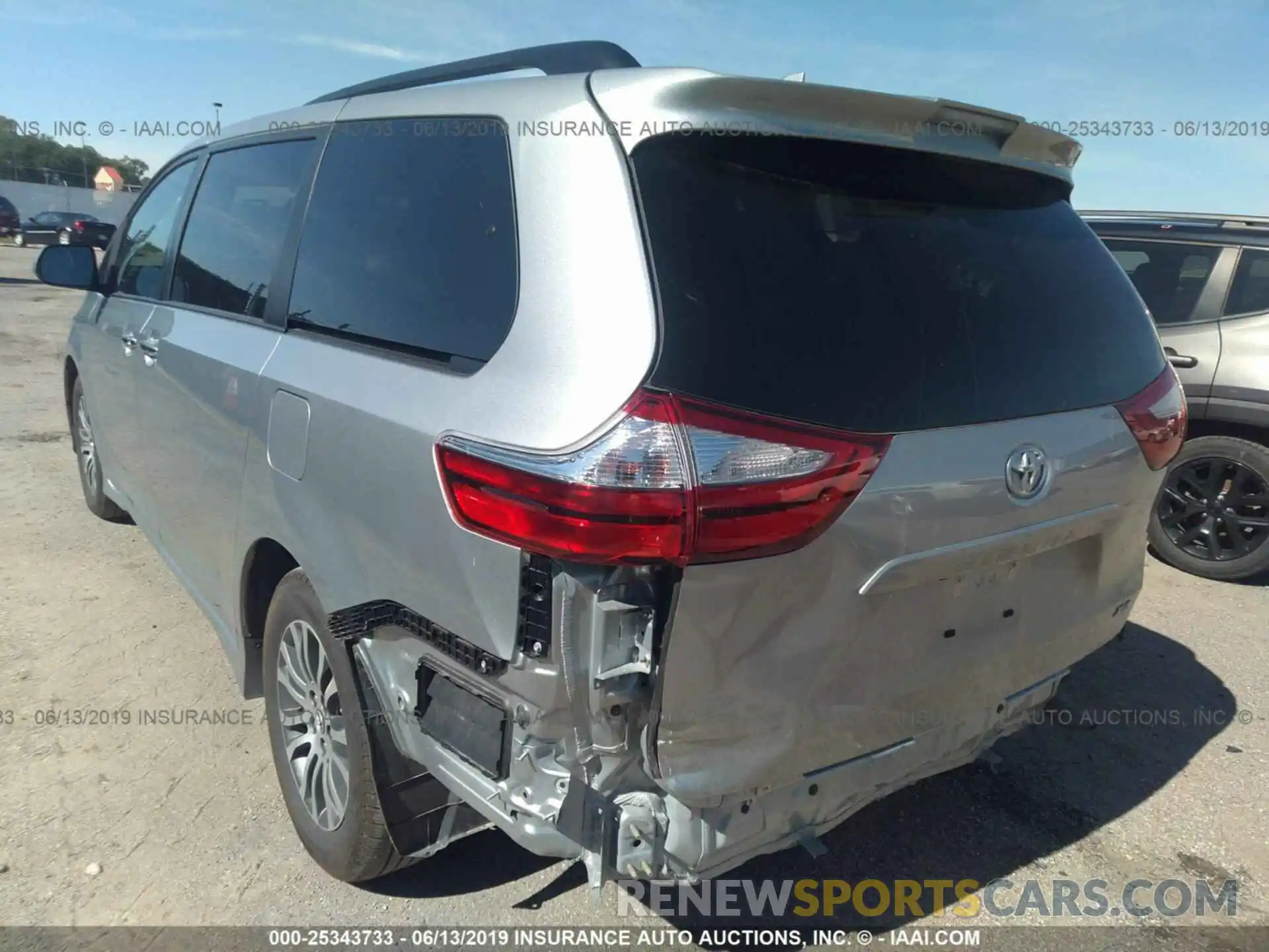 3 Photograph of a damaged car 5TDYZ3DC5KS003443 TOYOTA SIENNA 2019