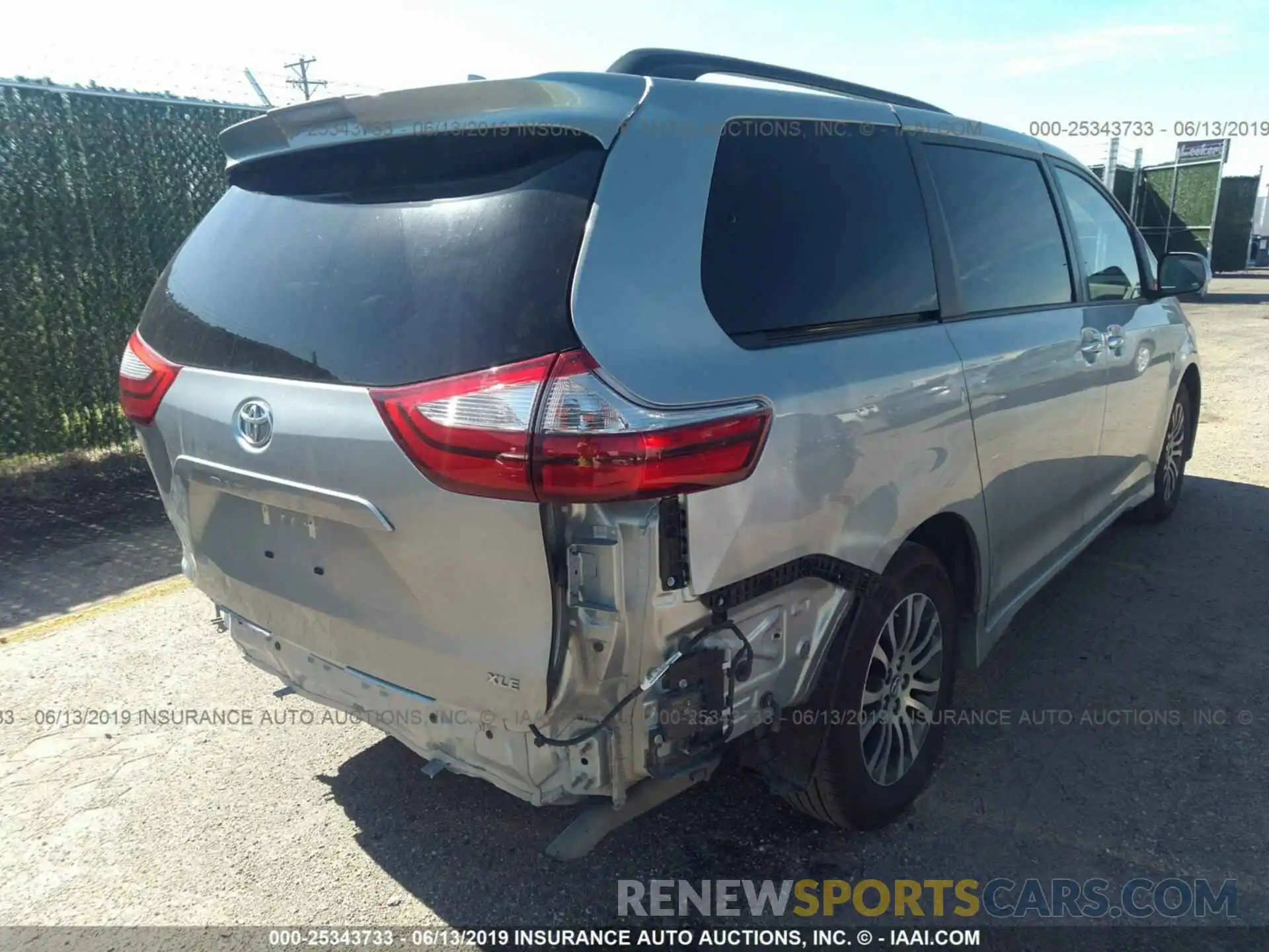 4 Photograph of a damaged car 5TDYZ3DC5KS003443 TOYOTA SIENNA 2019