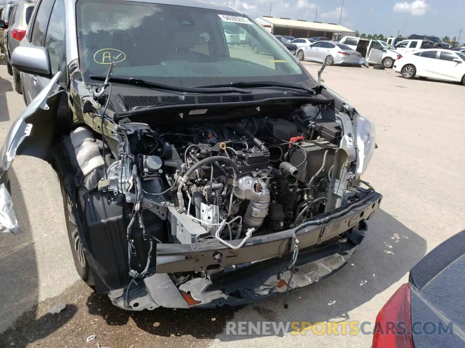 9 Photograph of a damaged car 5TDYZ3DC5KS004785 TOYOTA SIENNA 2019