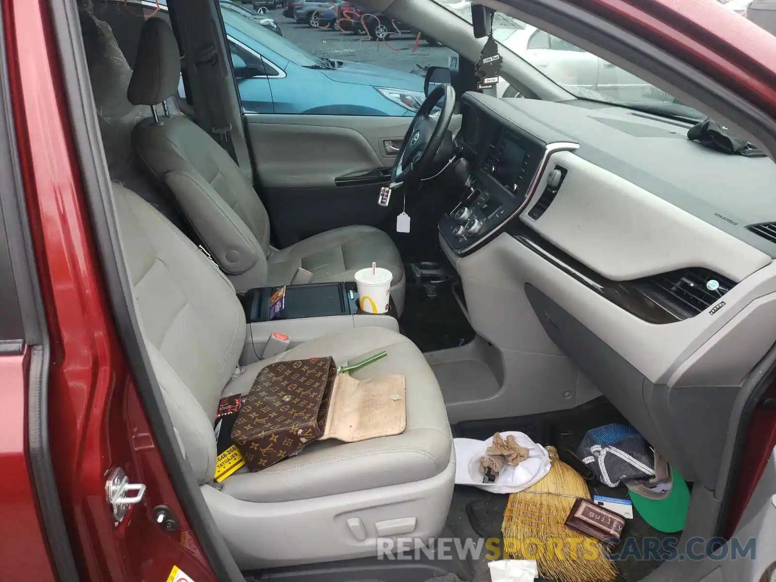 5 Photograph of a damaged car 5TDYZ3DC5KS005032 TOYOTA SIENNA 2019