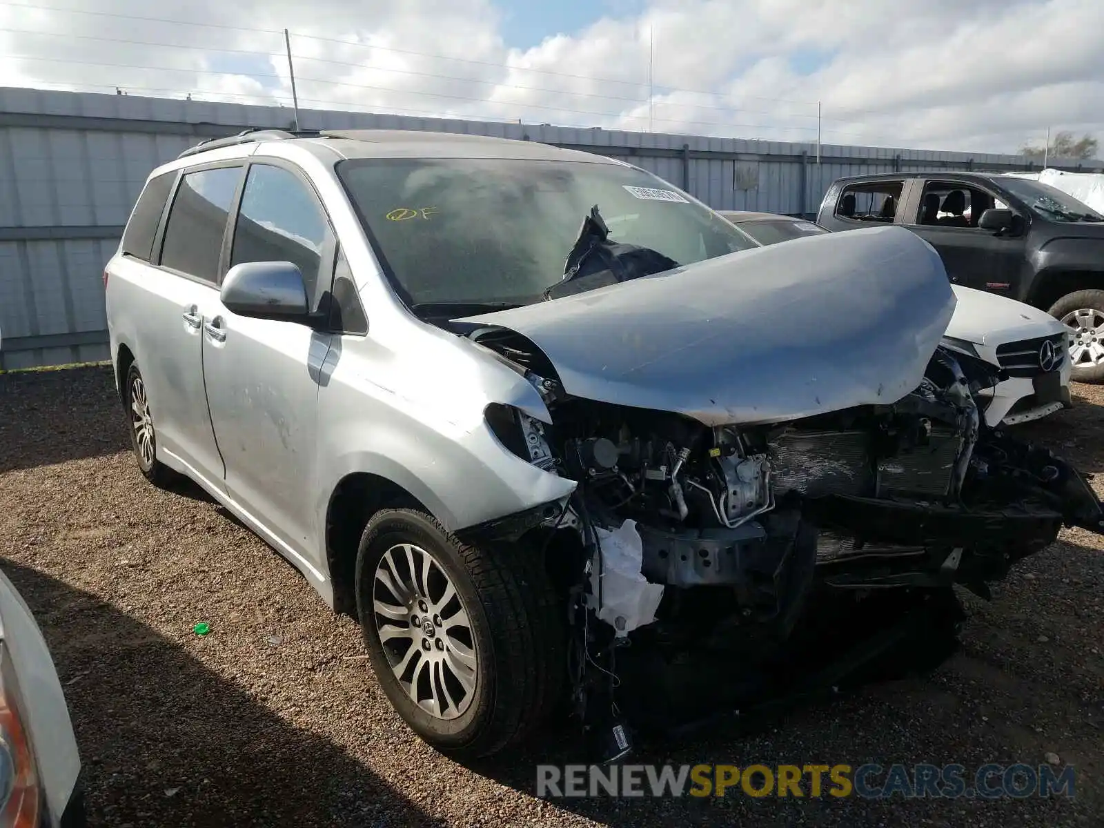 1 Photograph of a damaged car 5TDYZ3DC5KS005466 TOYOTA SIENNA 2019