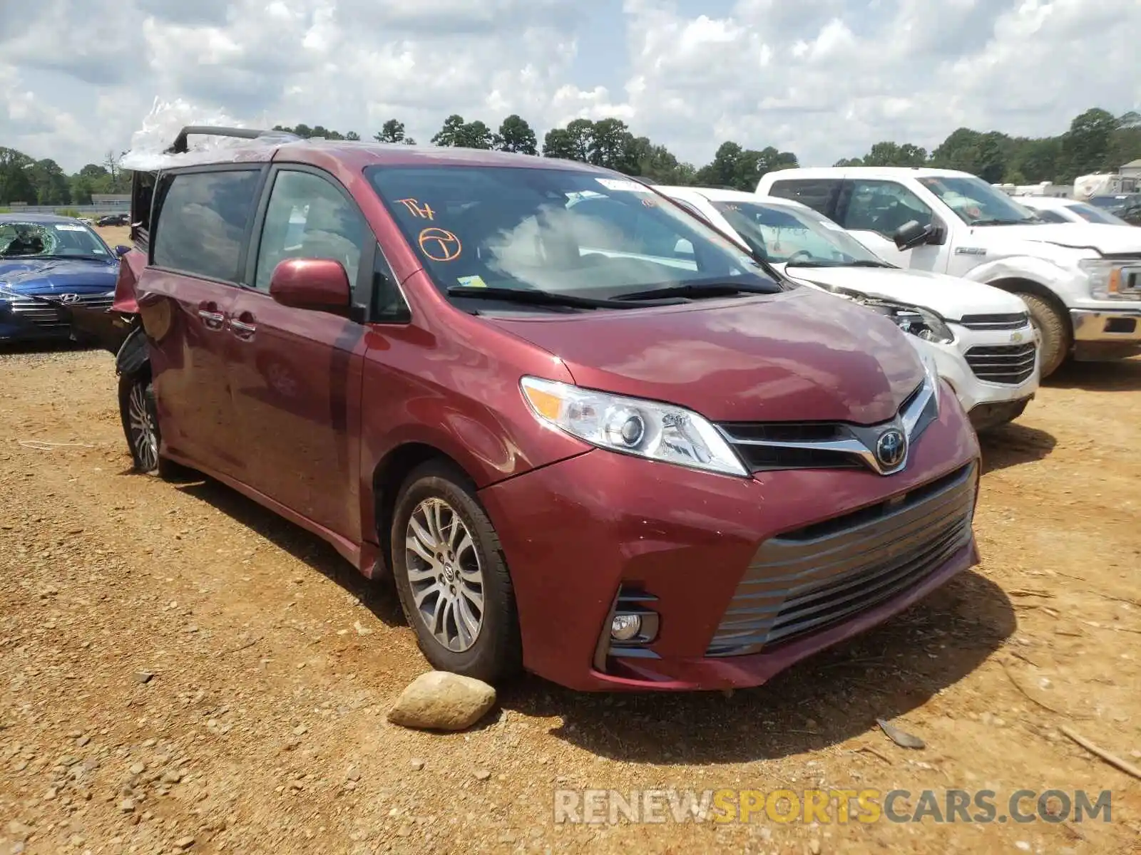 1 Photograph of a damaged car 5TDYZ3DC5KS012062 TOYOTA SIENNA 2019