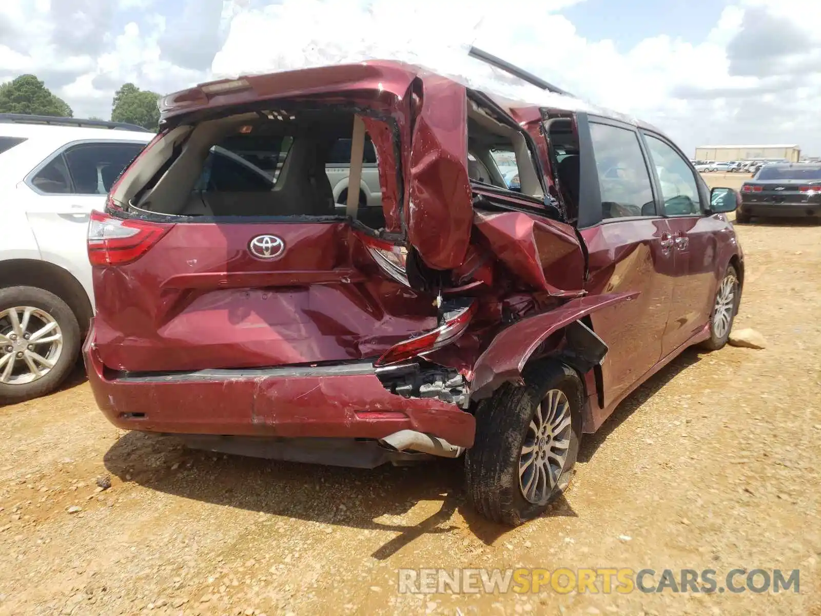 4 Photograph of a damaged car 5TDYZ3DC5KS012062 TOYOTA SIENNA 2019