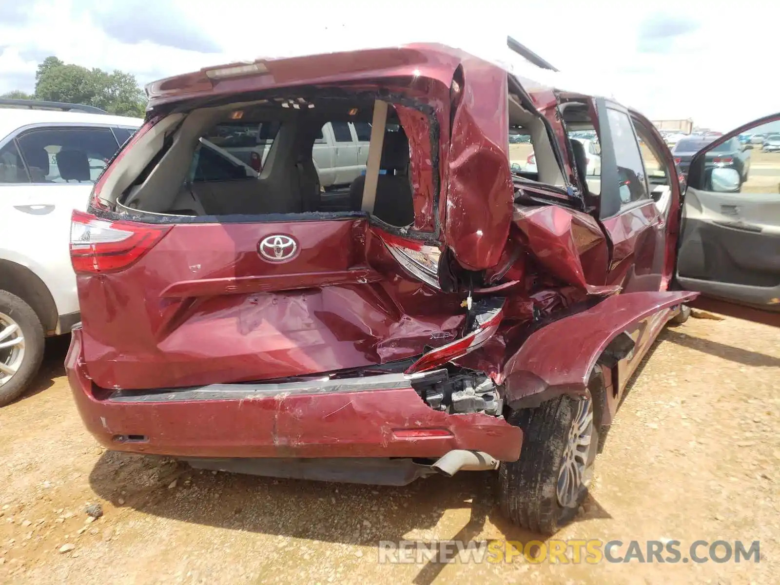 9 Photograph of a damaged car 5TDYZ3DC5KS012062 TOYOTA SIENNA 2019