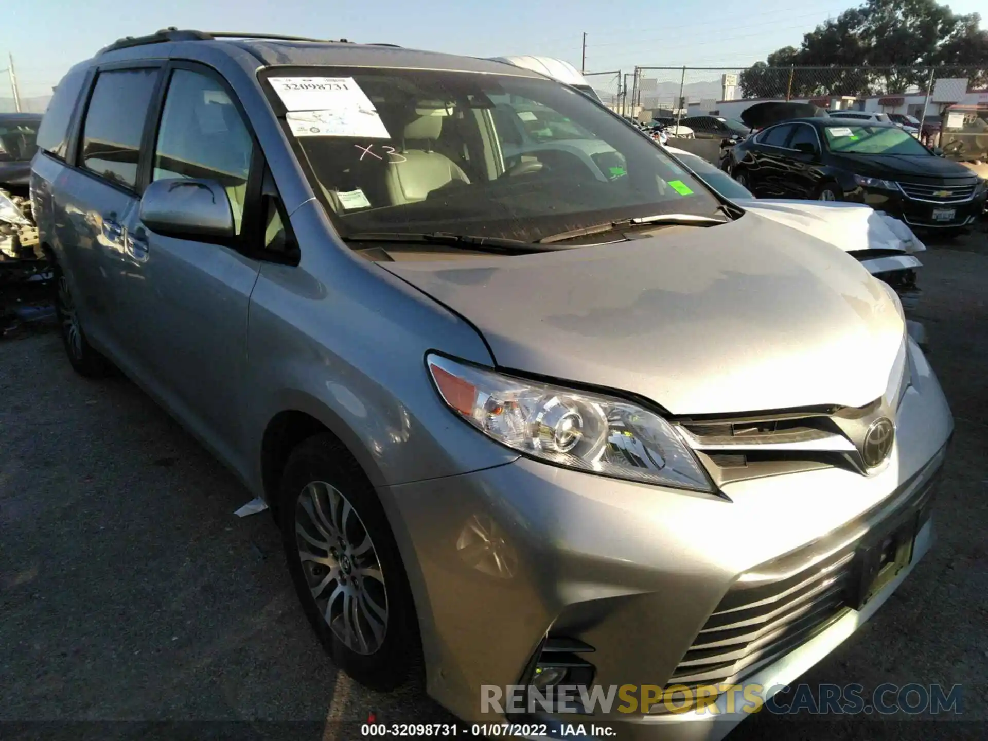 1 Photograph of a damaged car 5TDYZ3DC5KS018430 TOYOTA SIENNA 2019