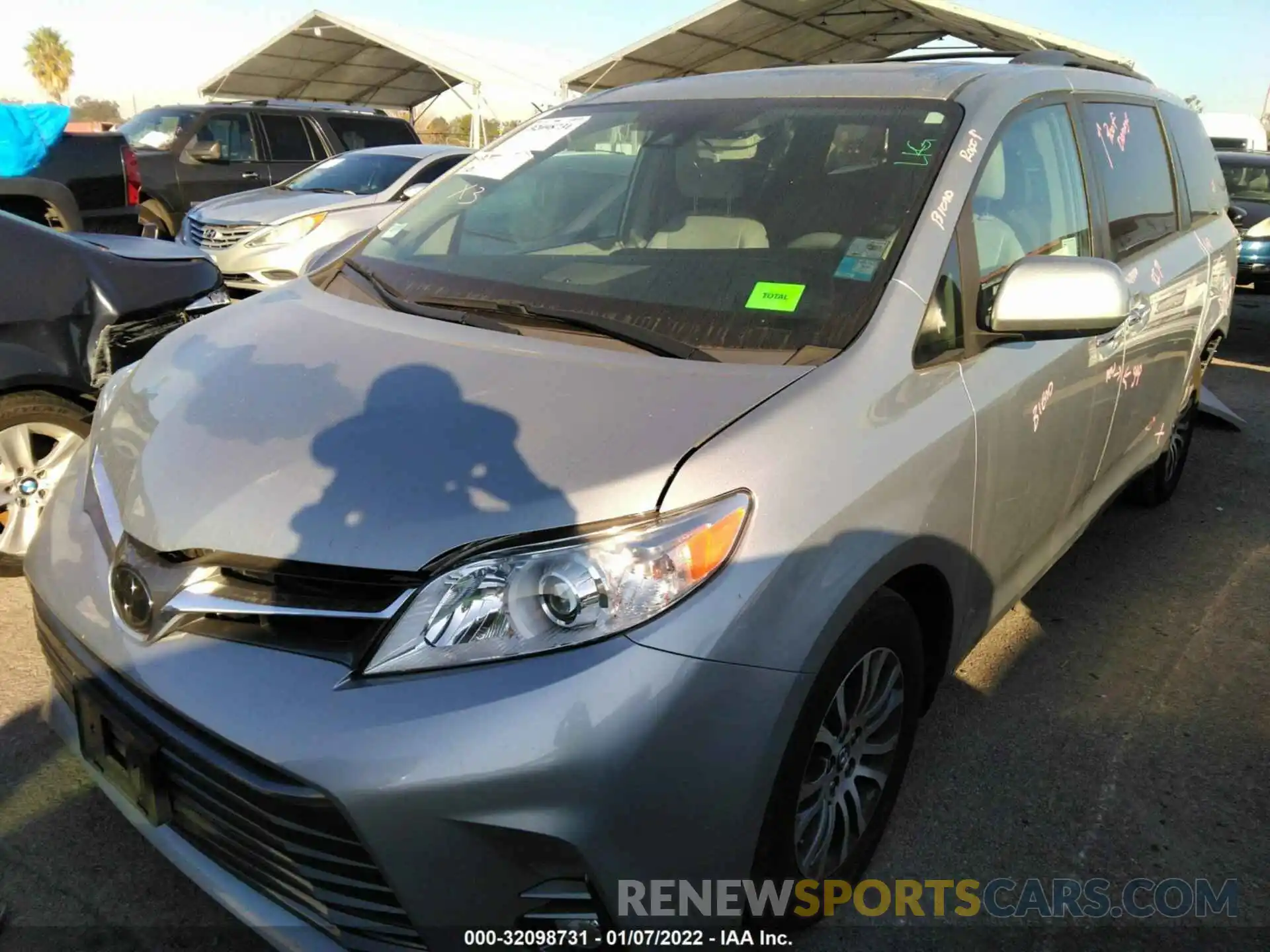 2 Photograph of a damaged car 5TDYZ3DC5KS018430 TOYOTA SIENNA 2019