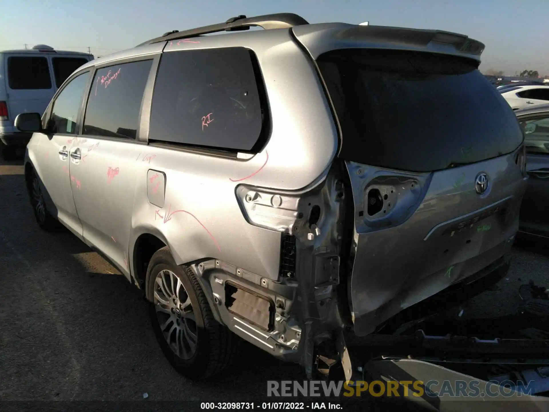 3 Photograph of a damaged car 5TDYZ3DC5KS018430 TOYOTA SIENNA 2019