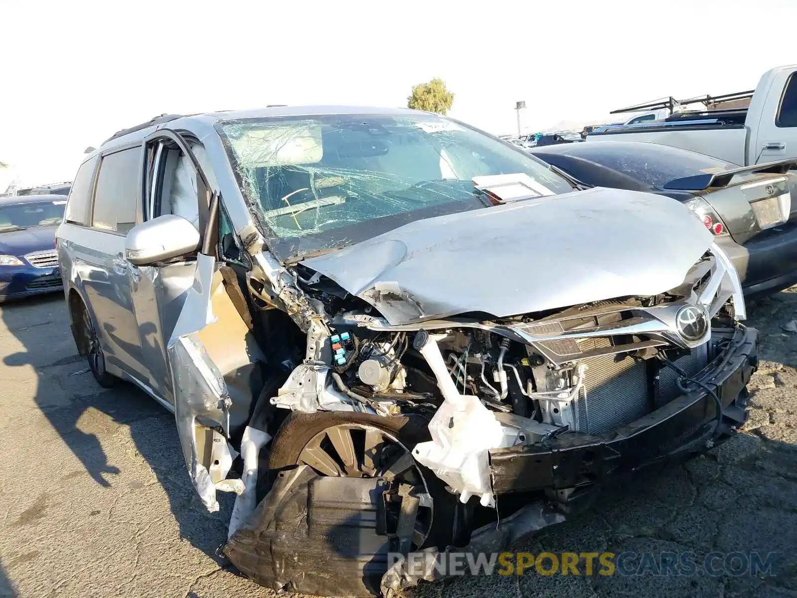 1 Photograph of a damaged car 5TDYZ3DC5KS018525 TOYOTA SIENNA 2019