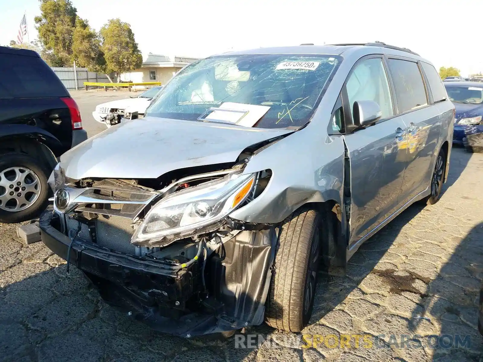 2 Photograph of a damaged car 5TDYZ3DC5KS018525 TOYOTA SIENNA 2019