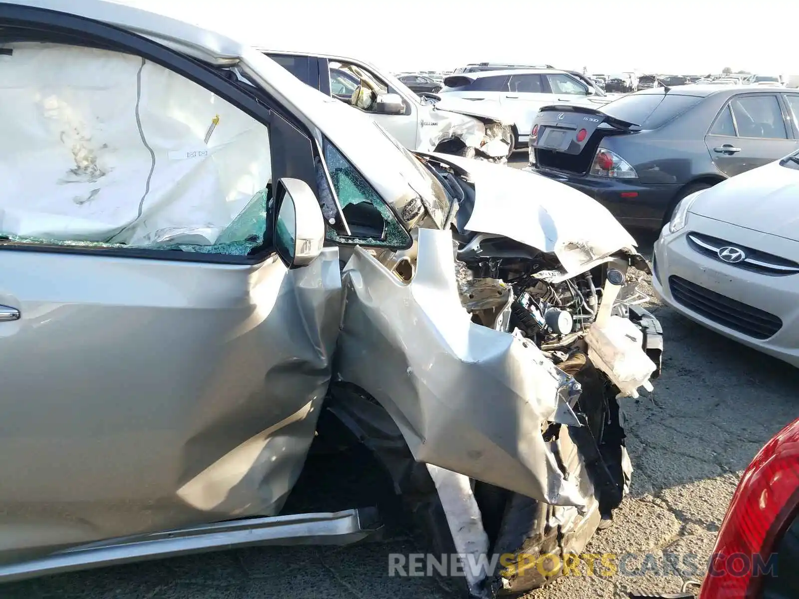 9 Photograph of a damaged car 5TDYZ3DC5KS018525 TOYOTA SIENNA 2019