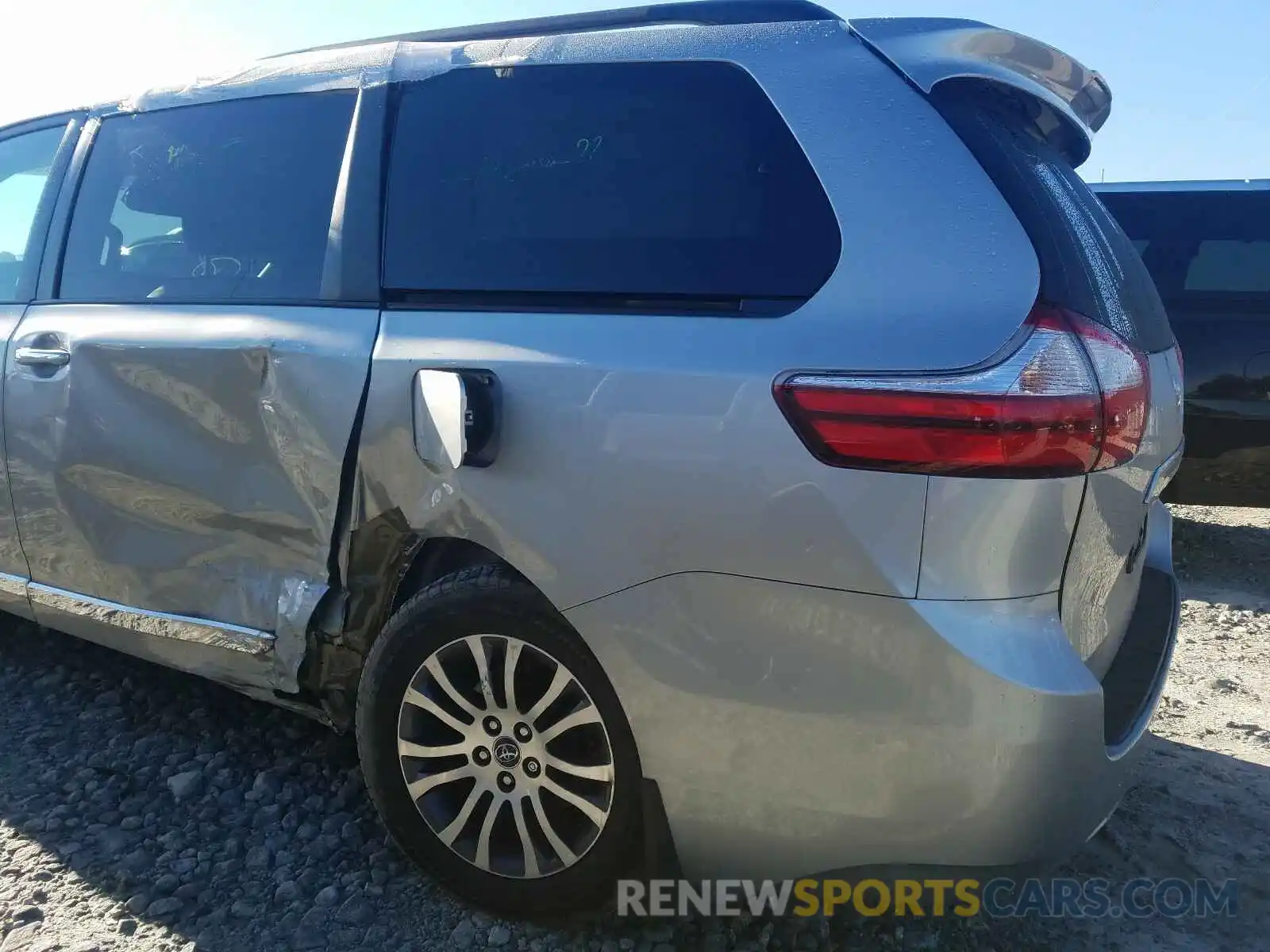 9 Photograph of a damaged car 5TDYZ3DC5KS020209 TOYOTA SIENNA 2019