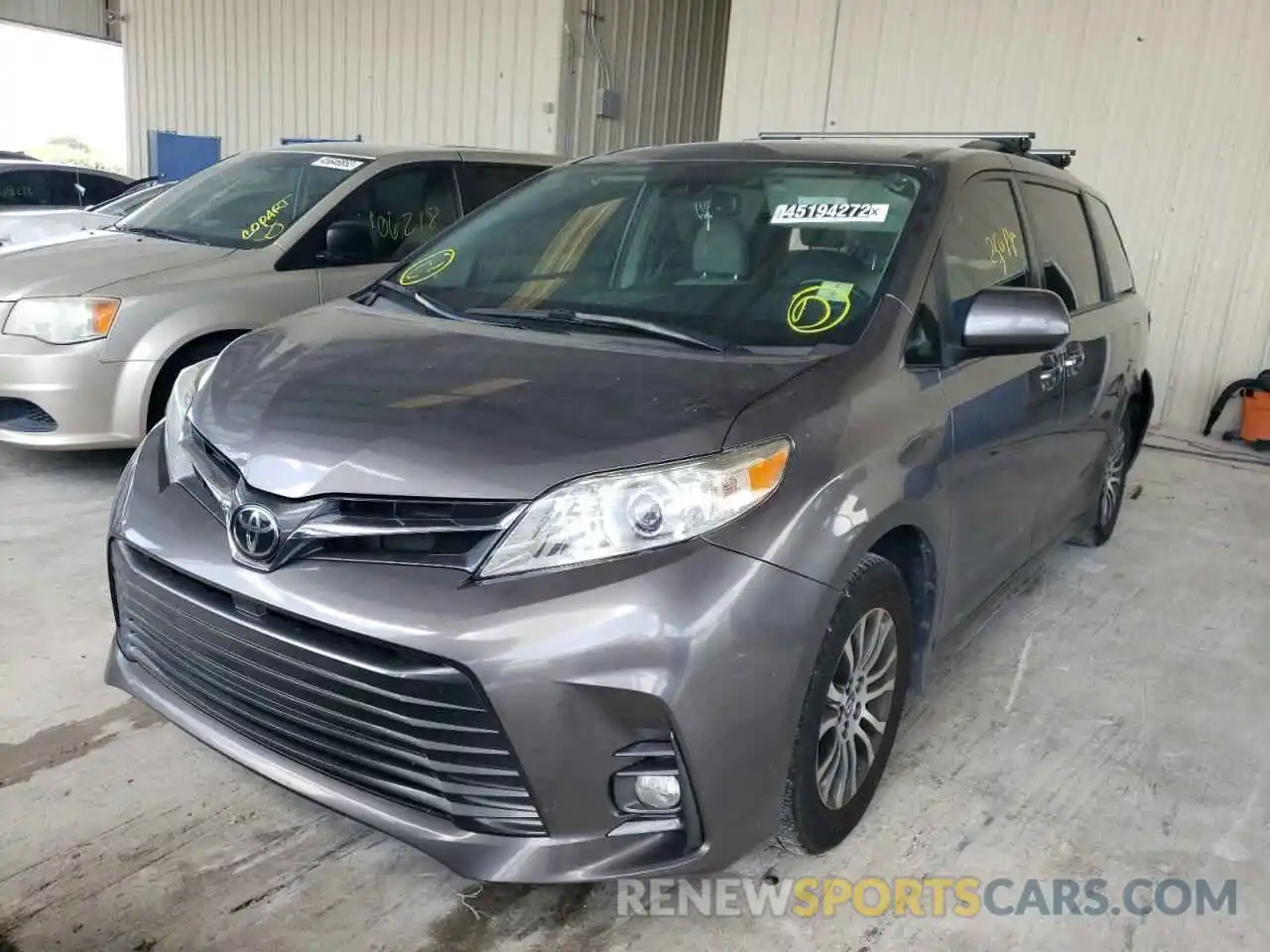 2 Photograph of a damaged car 5TDYZ3DC5KS966651 TOYOTA SIENNA 2019