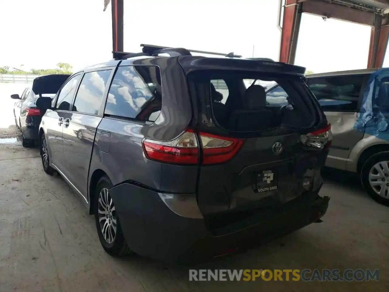 3 Photograph of a damaged car 5TDYZ3DC5KS966651 TOYOTA SIENNA 2019