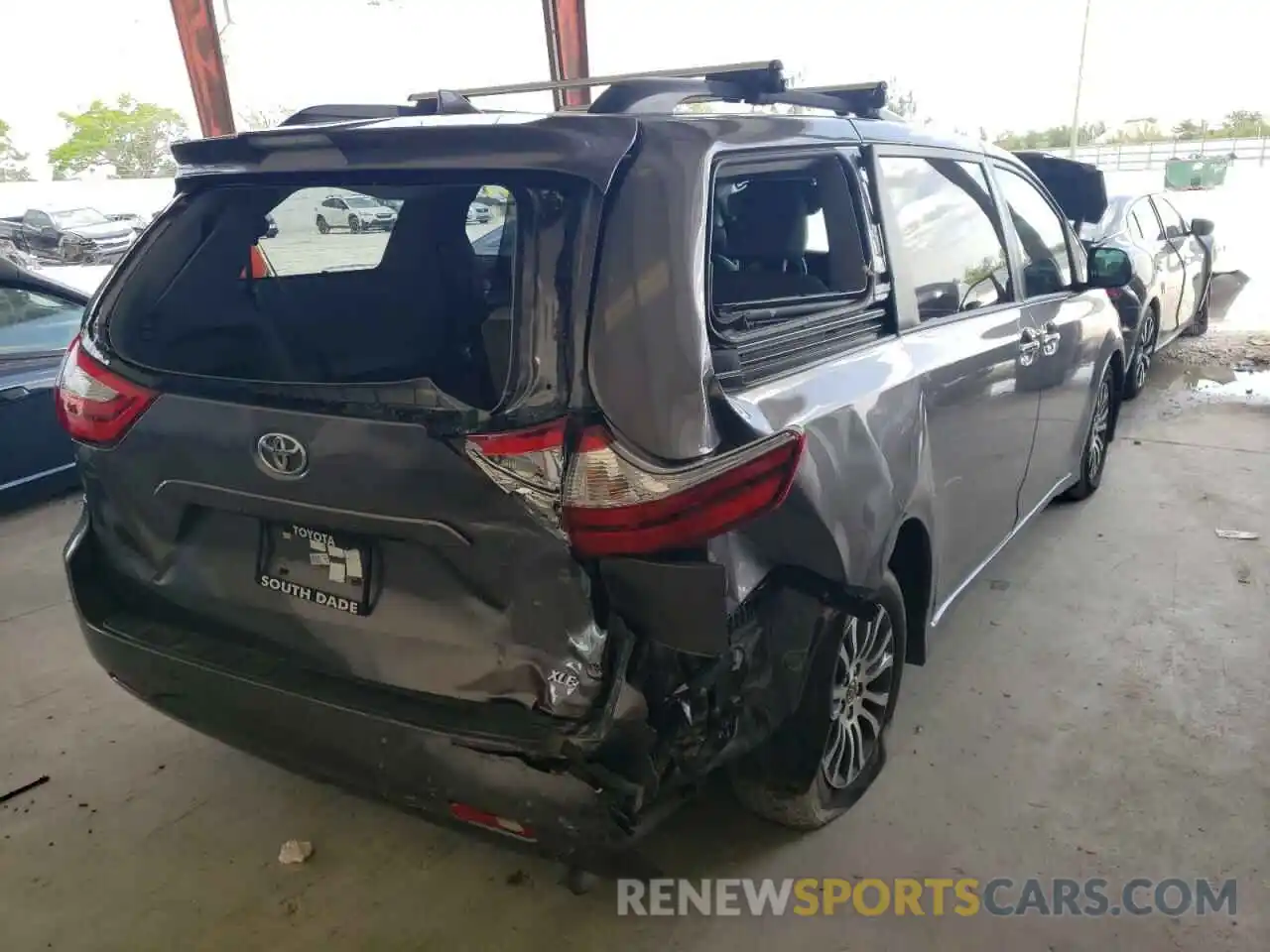 4 Photograph of a damaged car 5TDYZ3DC5KS966651 TOYOTA SIENNA 2019