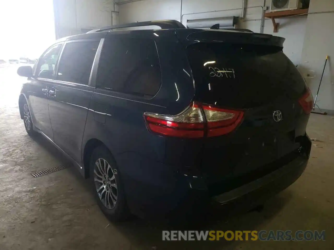 3 Photograph of a damaged car 5TDYZ3DC5KS966892 TOYOTA SIENNA 2019