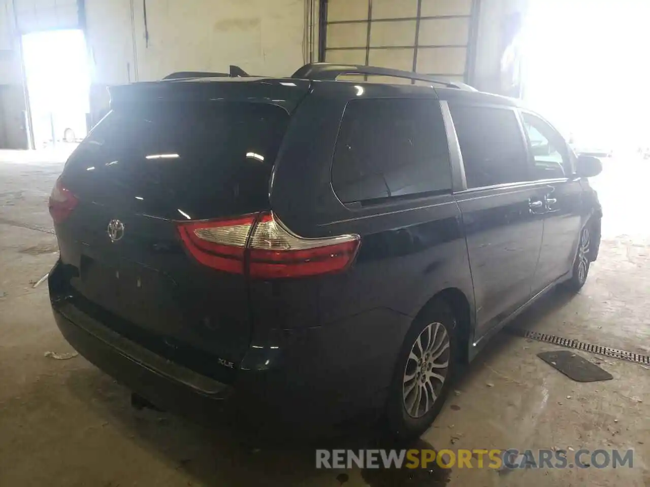 4 Photograph of a damaged car 5TDYZ3DC5KS966892 TOYOTA SIENNA 2019