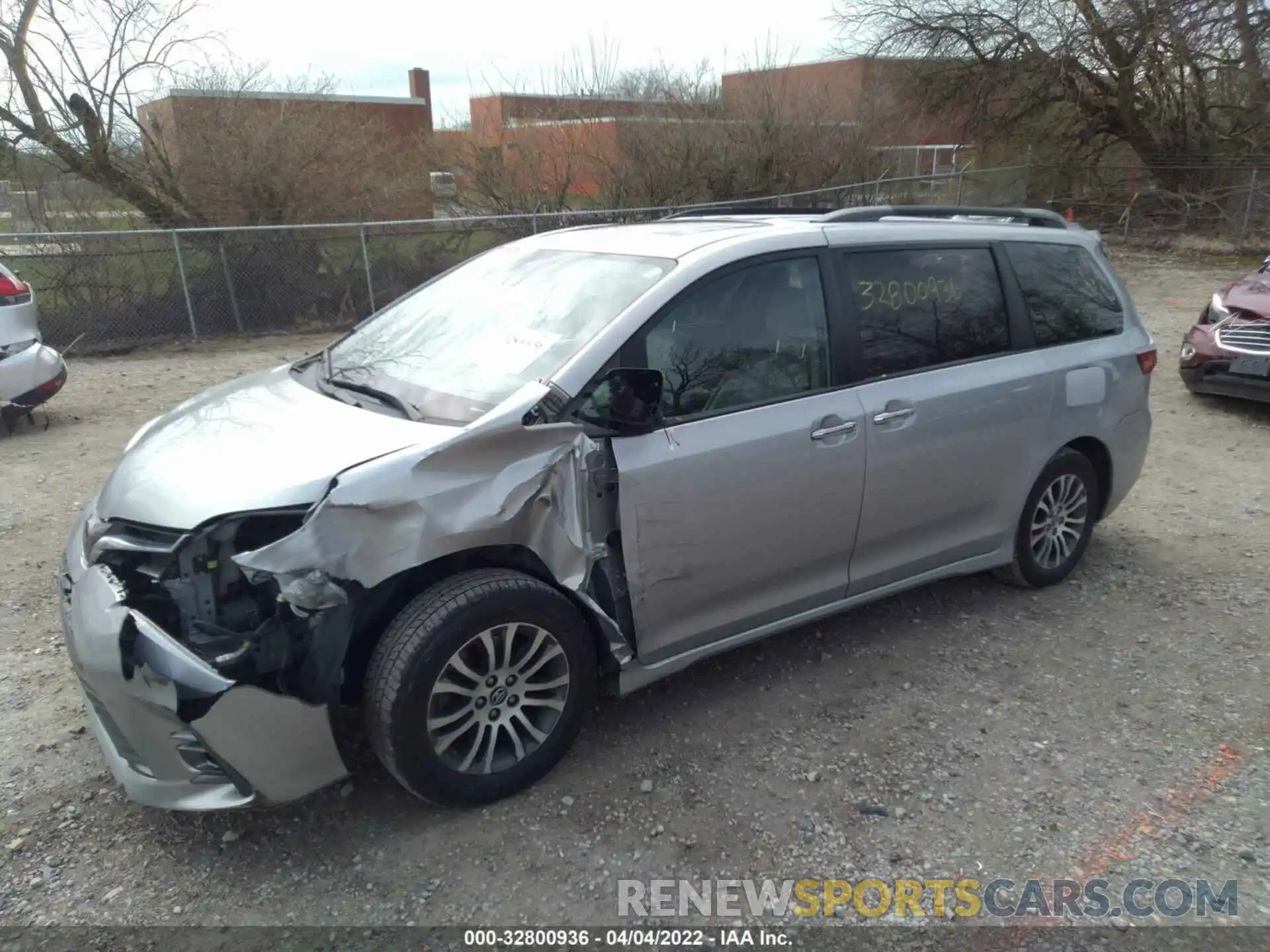 2 Photograph of a damaged car 5TDYZ3DC5KS970215 TOYOTA SIENNA 2019