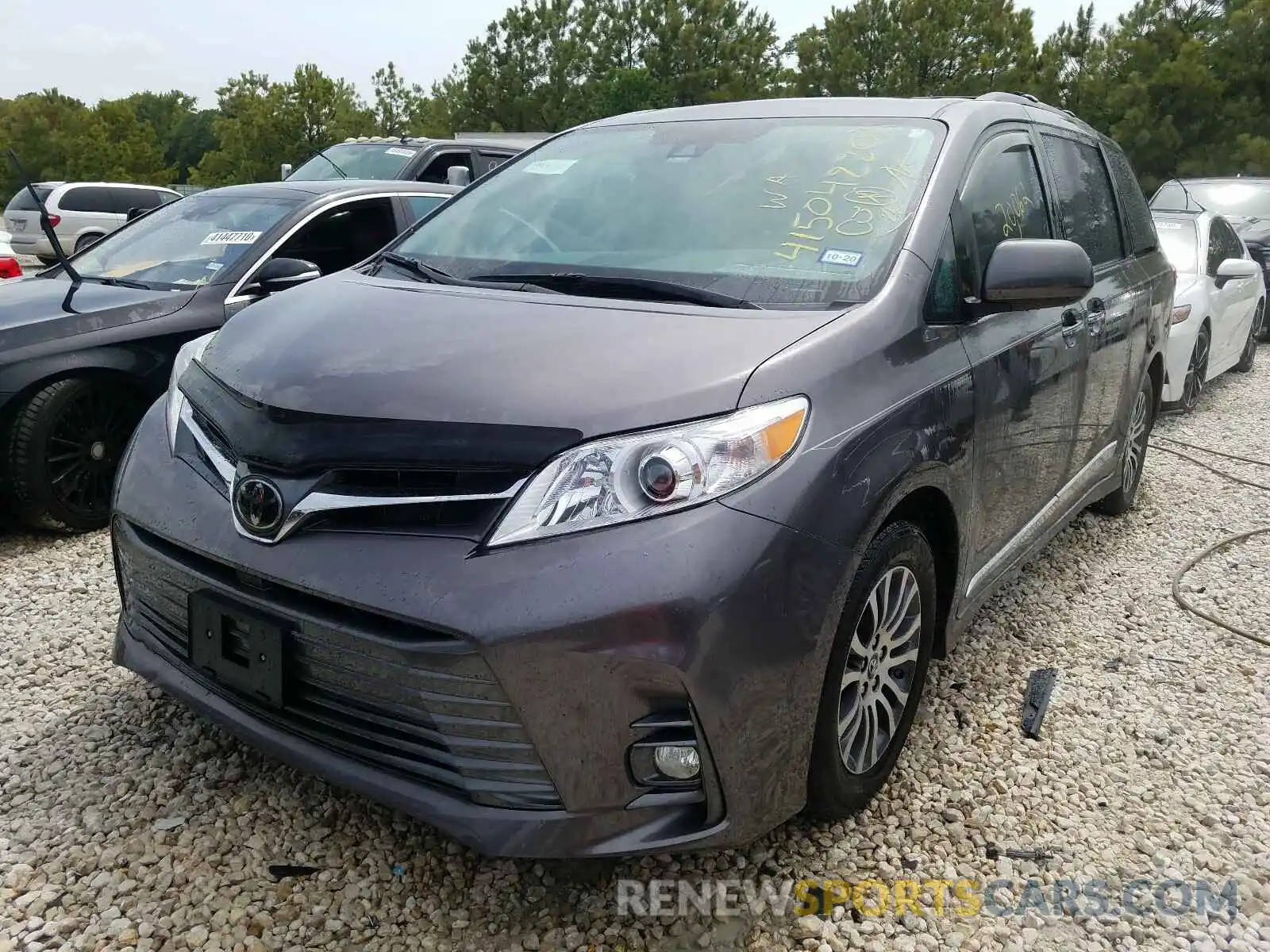 2 Photograph of a damaged car 5TDYZ3DC5KS972210 TOYOTA SIENNA 2019