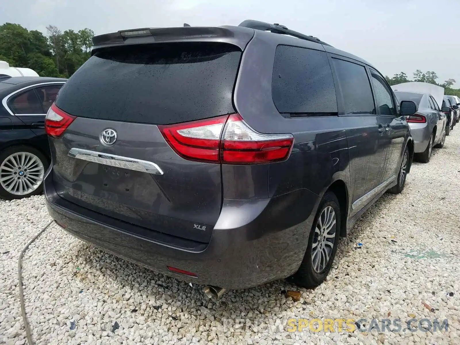 4 Photograph of a damaged car 5TDYZ3DC5KS972210 TOYOTA SIENNA 2019