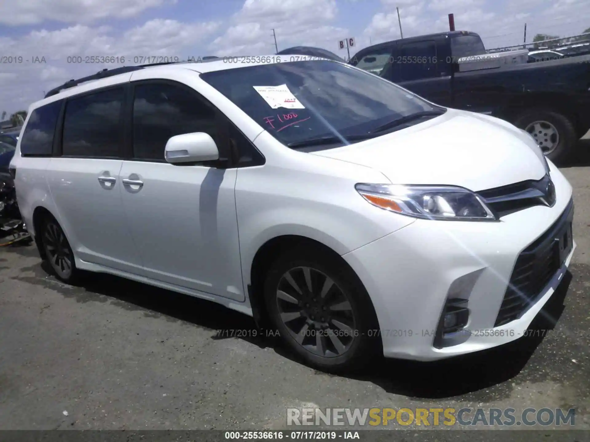 1 Photograph of a damaged car 5TDYZ3DC5KS984776 TOYOTA SIENNA 2019