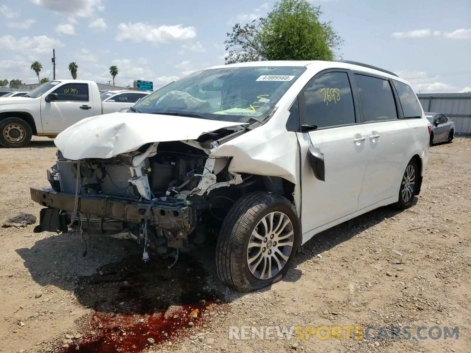 2 Photograph of a damaged car 5TDYZ3DC5KS986043 TOYOTA SIENNA 2019