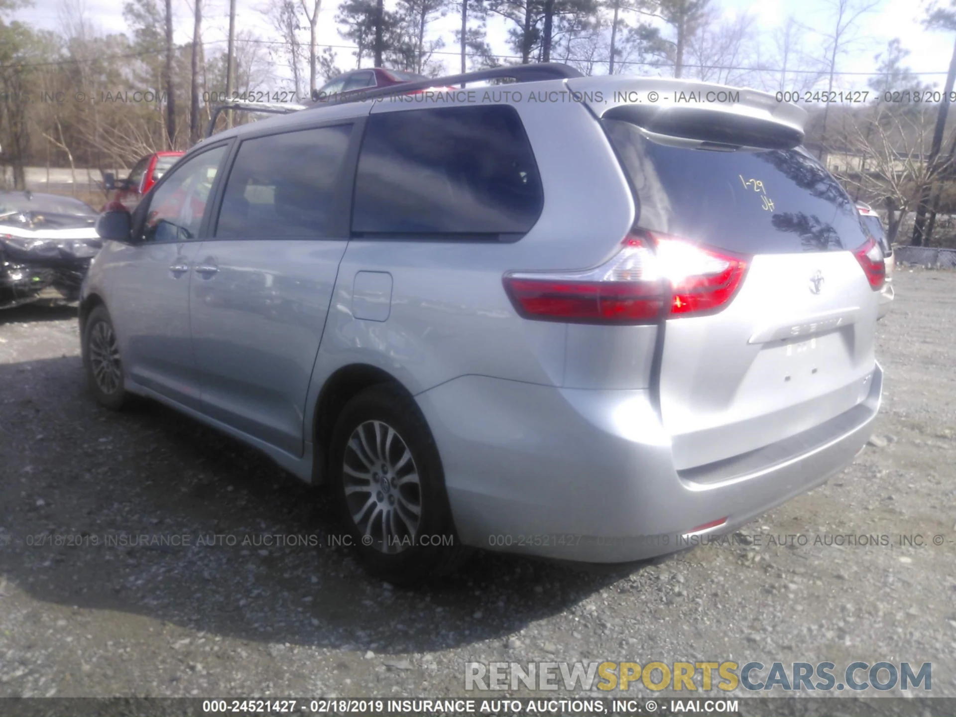 3 Photograph of a damaged car 5TDYZ3DC5KS986480 TOYOTA SIENNA 2019