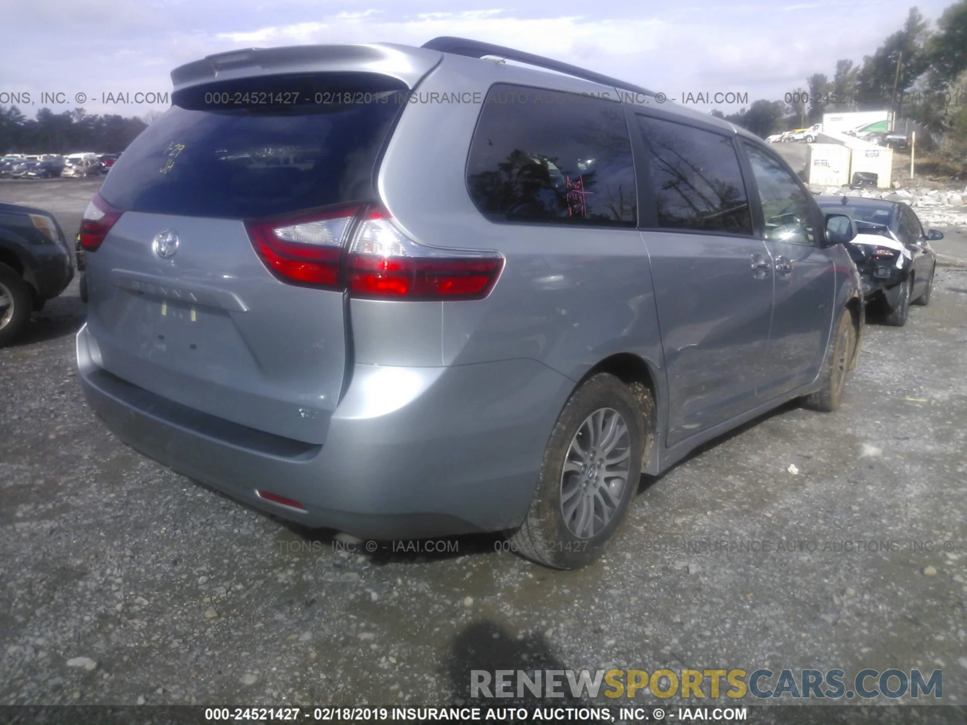 4 Photograph of a damaged car 5TDYZ3DC5KS986480 TOYOTA SIENNA 2019