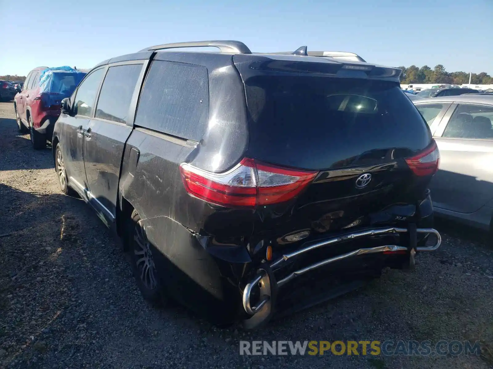 3 Photograph of a damaged car 5TDYZ3DC5KS988990 TOYOTA SIENNA 2019