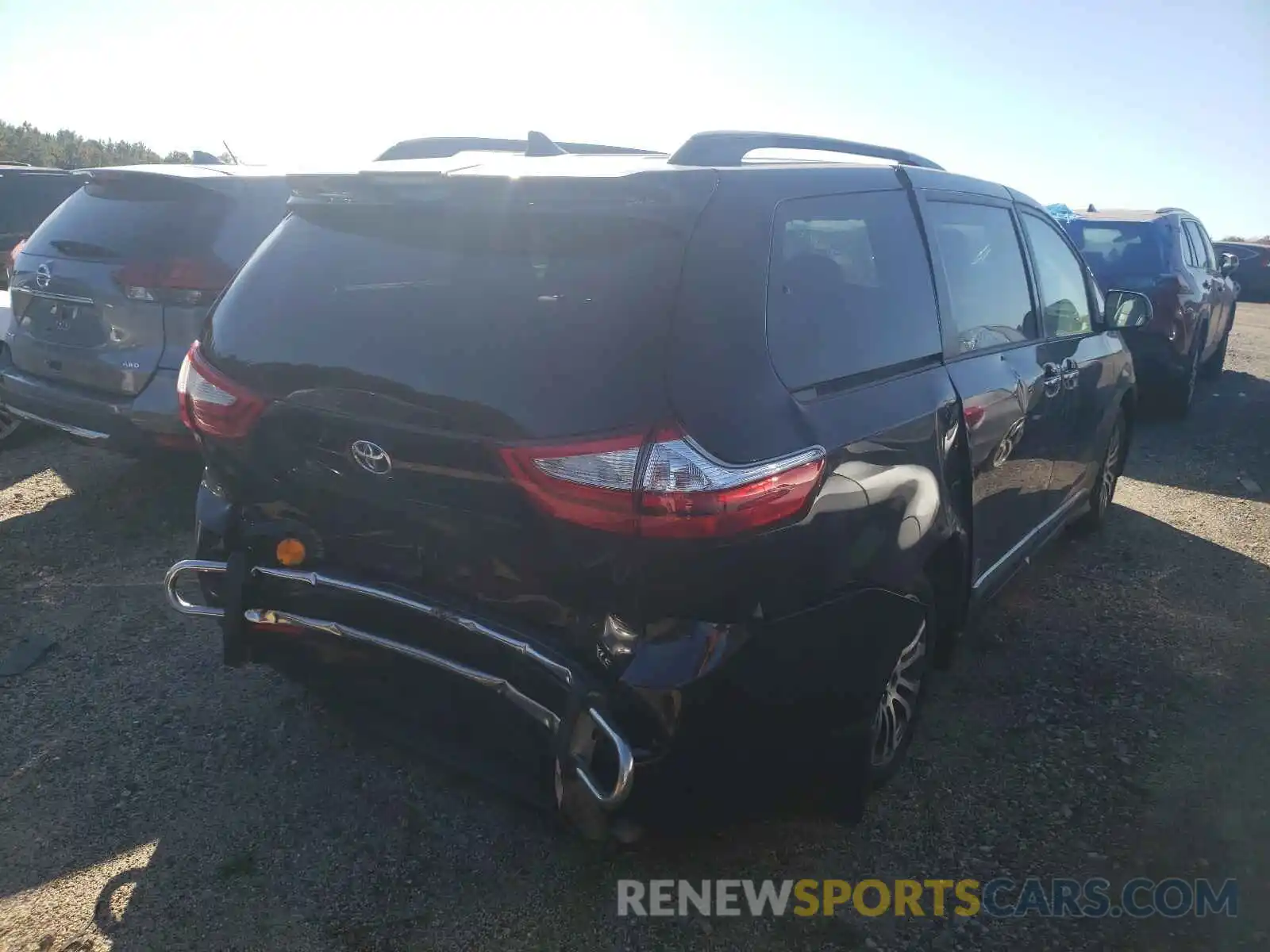 4 Photograph of a damaged car 5TDYZ3DC5KS988990 TOYOTA SIENNA 2019