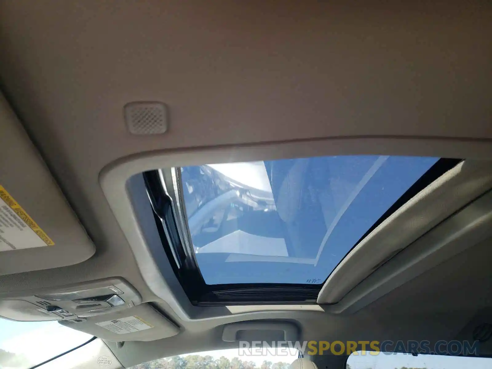 9 Photograph of a damaged car 5TDYZ3DC5KS988990 TOYOTA SIENNA 2019