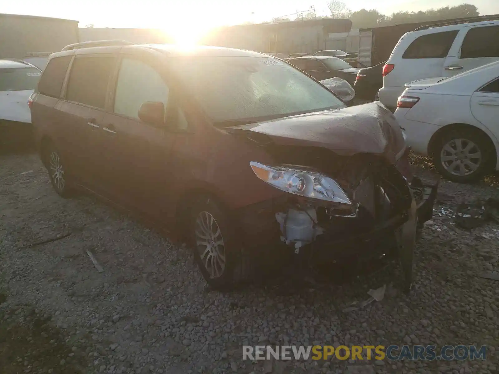 1 Photograph of a damaged car 5TDYZ3DC5KS990335 TOYOTA SIENNA 2019