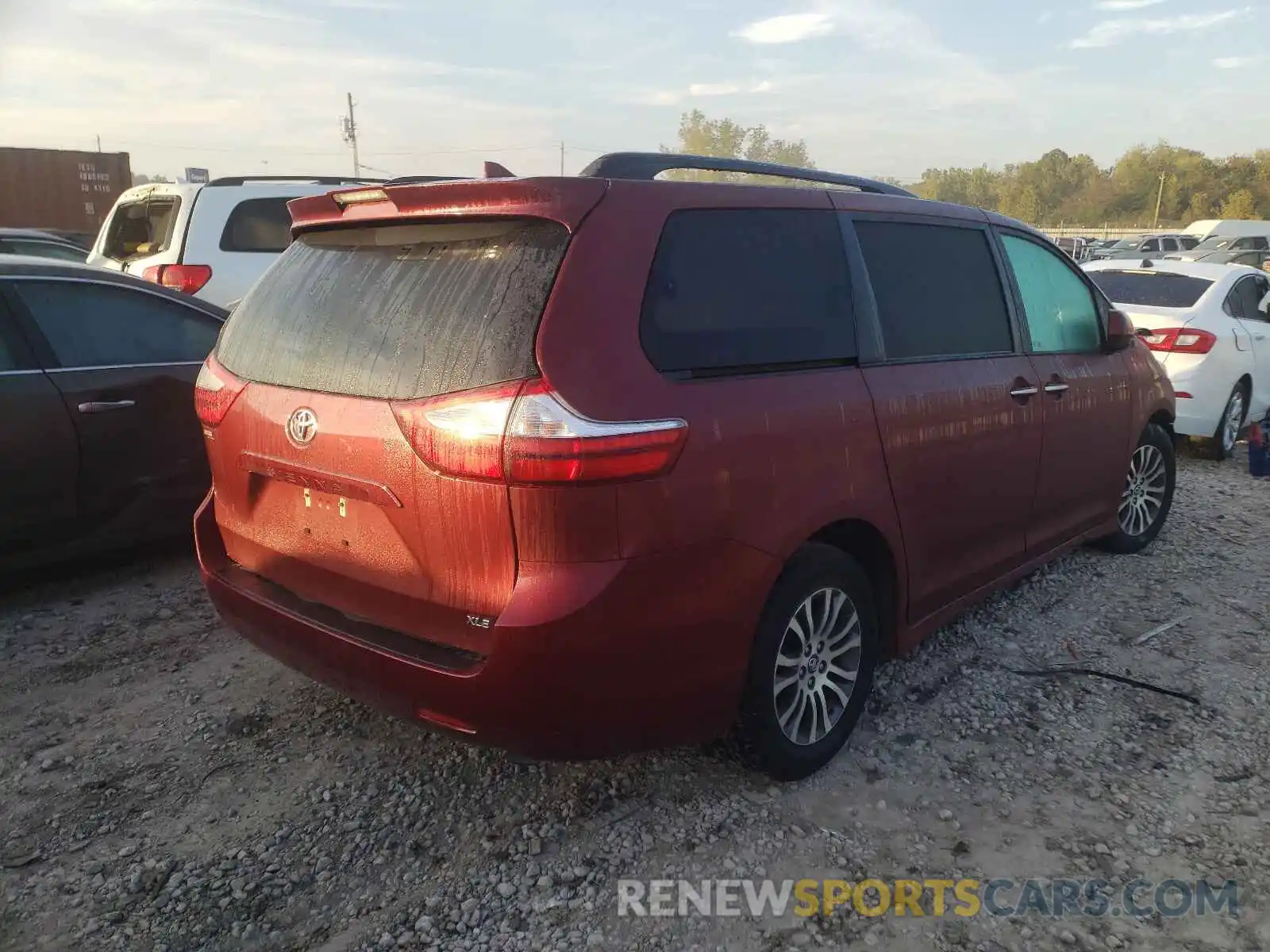 4 Photograph of a damaged car 5TDYZ3DC5KS990335 TOYOTA SIENNA 2019