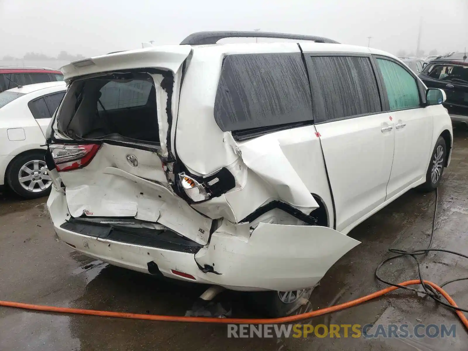 4 Photograph of a damaged car 5TDYZ3DC5KS991081 TOYOTA SIENNA 2019