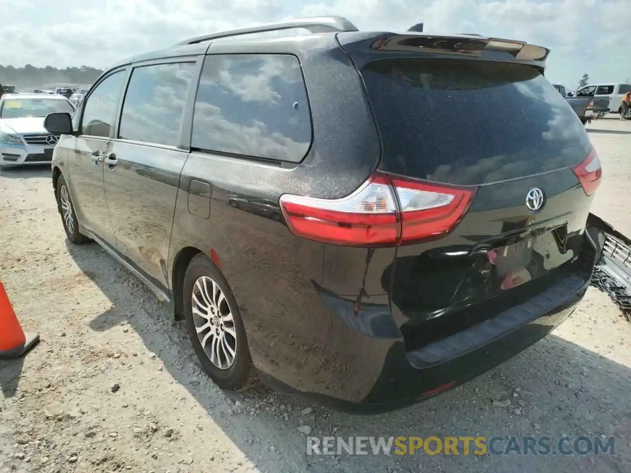 3 Photograph of a damaged car 5TDYZ3DC5KS991663 TOYOTA SIENNA 2019