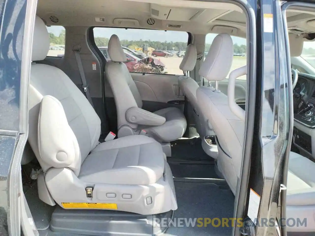 6 Photograph of a damaged car 5TDYZ3DC5KS991663 TOYOTA SIENNA 2019