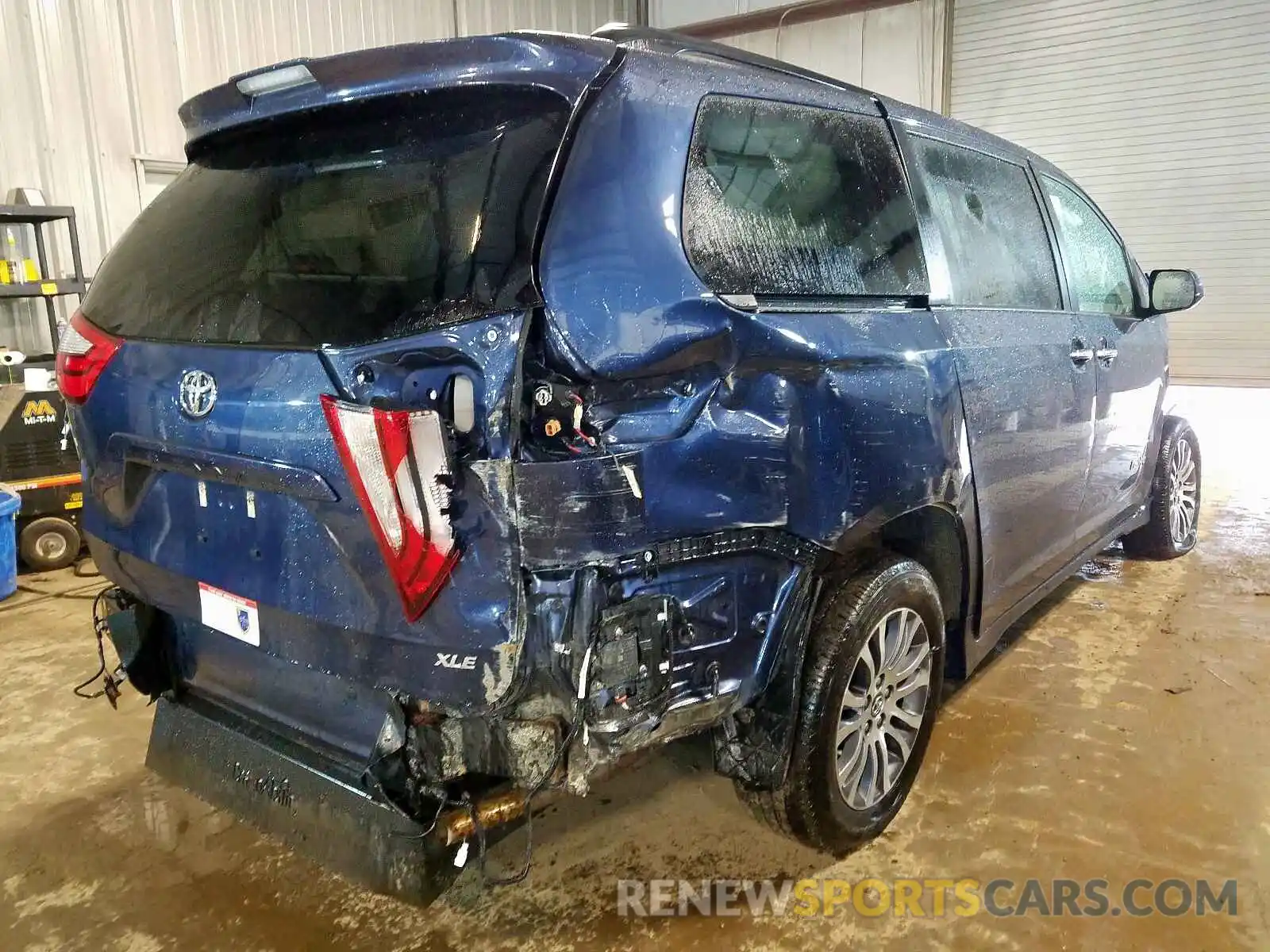 4 Photograph of a damaged car 5TDYZ3DC5KS994238 TOYOTA SIENNA 2019