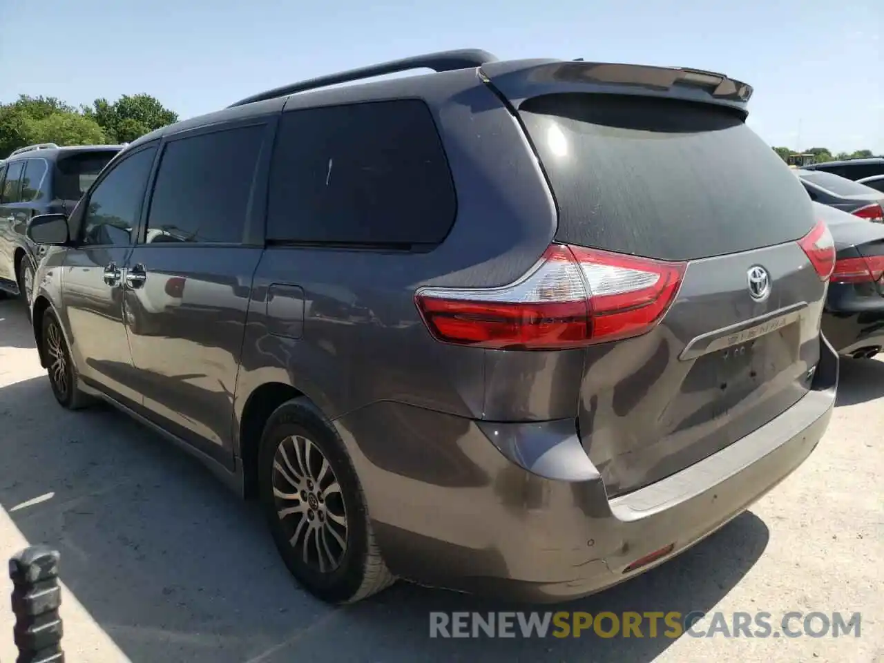 3 Photograph of a damaged car 5TDYZ3DC5KS994515 TOYOTA SIENNA 2019