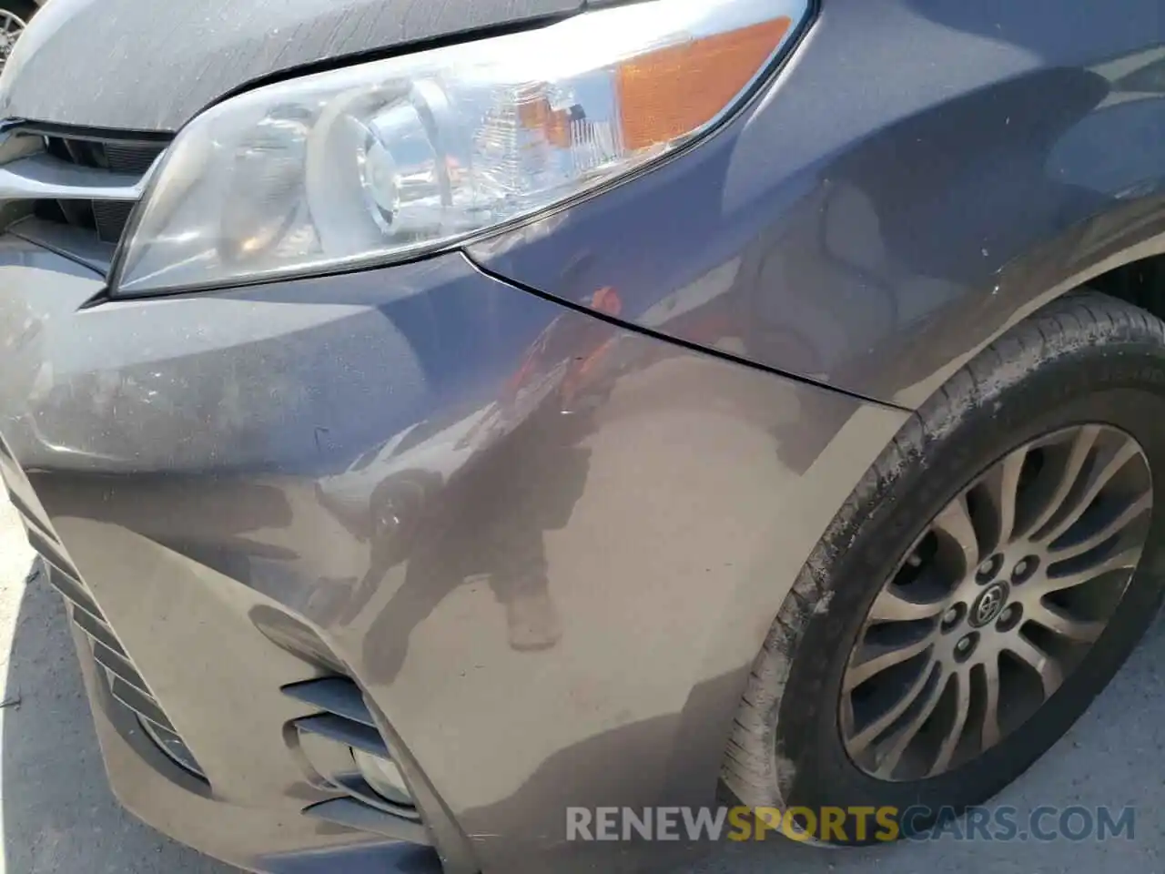 9 Photograph of a damaged car 5TDYZ3DC5KS994515 TOYOTA SIENNA 2019