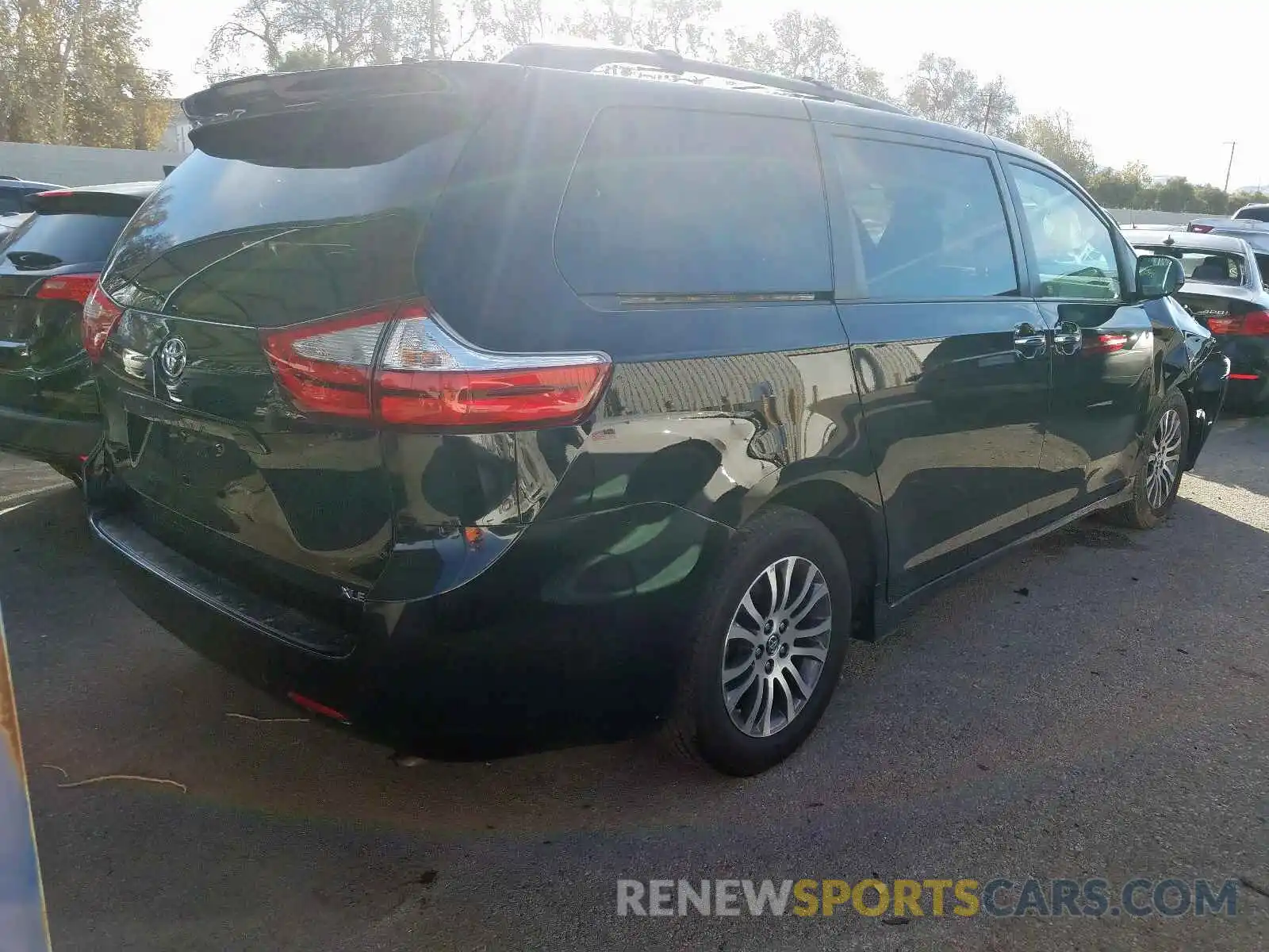 4 Photograph of a damaged car 5TDYZ3DC5KS997883 TOYOTA SIENNA 2019