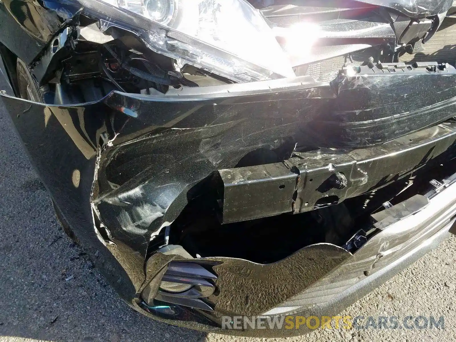 9 Photograph of a damaged car 5TDYZ3DC5KS997883 TOYOTA SIENNA 2019