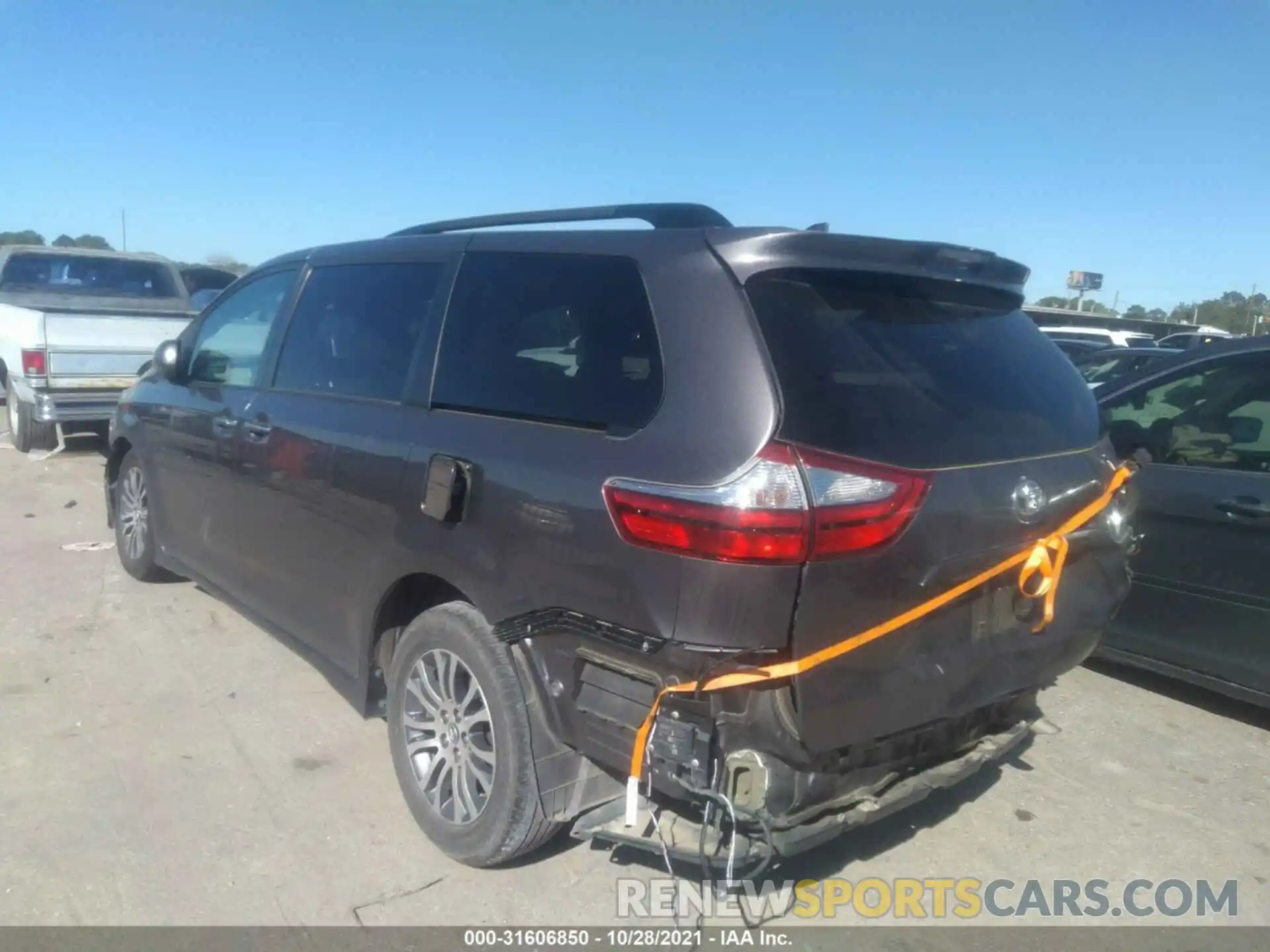 3 Photograph of a damaged car 5TDYZ3DC5KS998757 TOYOTA SIENNA 2019