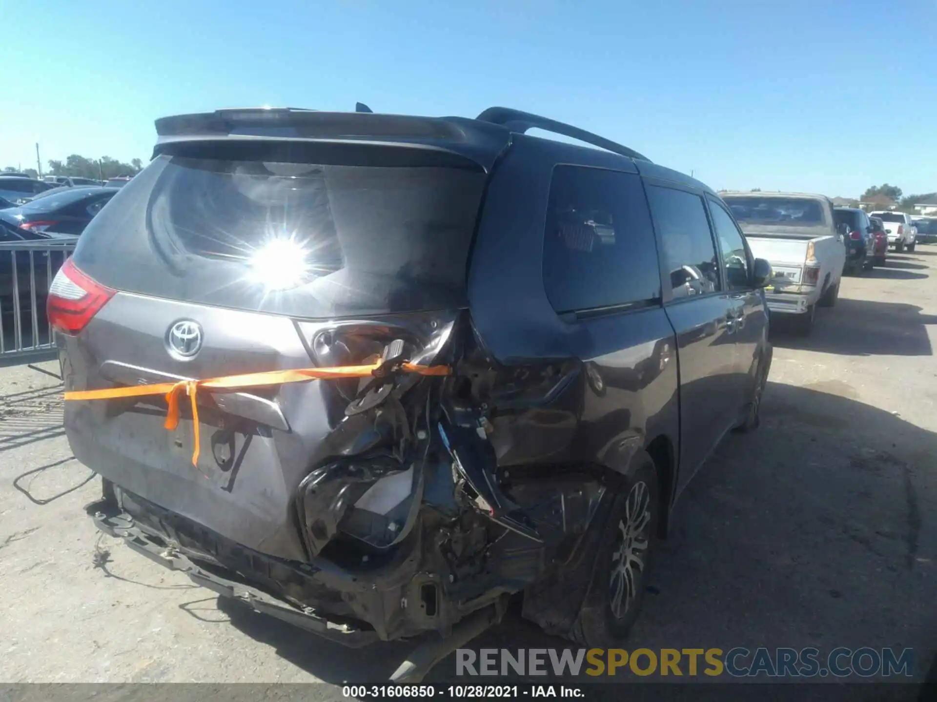 4 Photograph of a damaged car 5TDYZ3DC5KS998757 TOYOTA SIENNA 2019