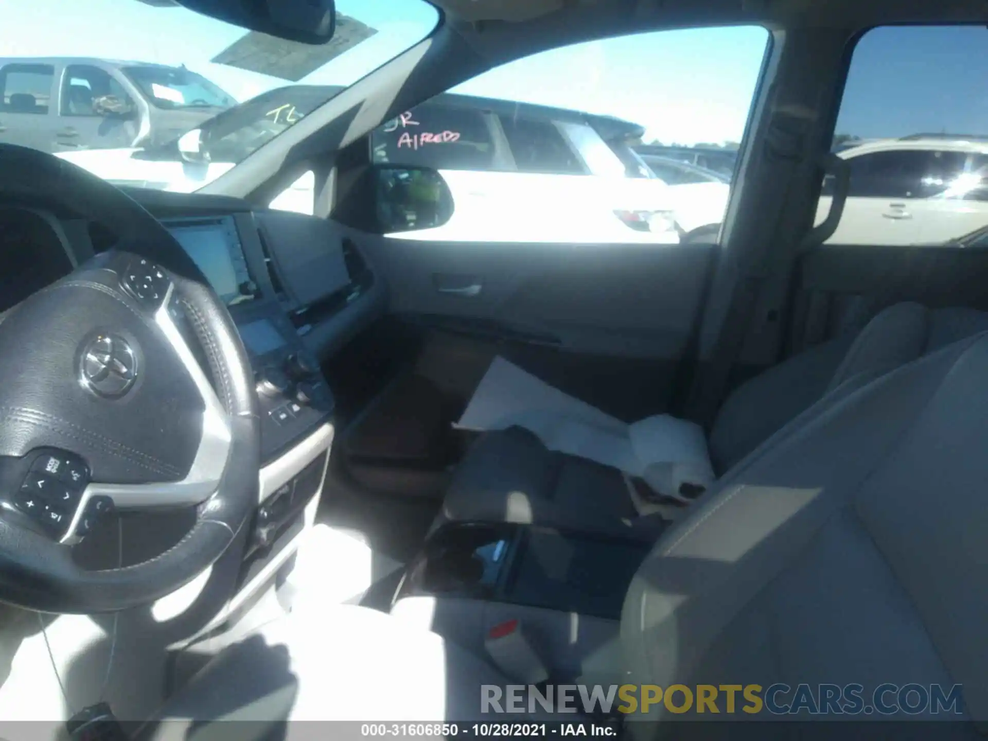 5 Photograph of a damaged car 5TDYZ3DC5KS998757 TOYOTA SIENNA 2019