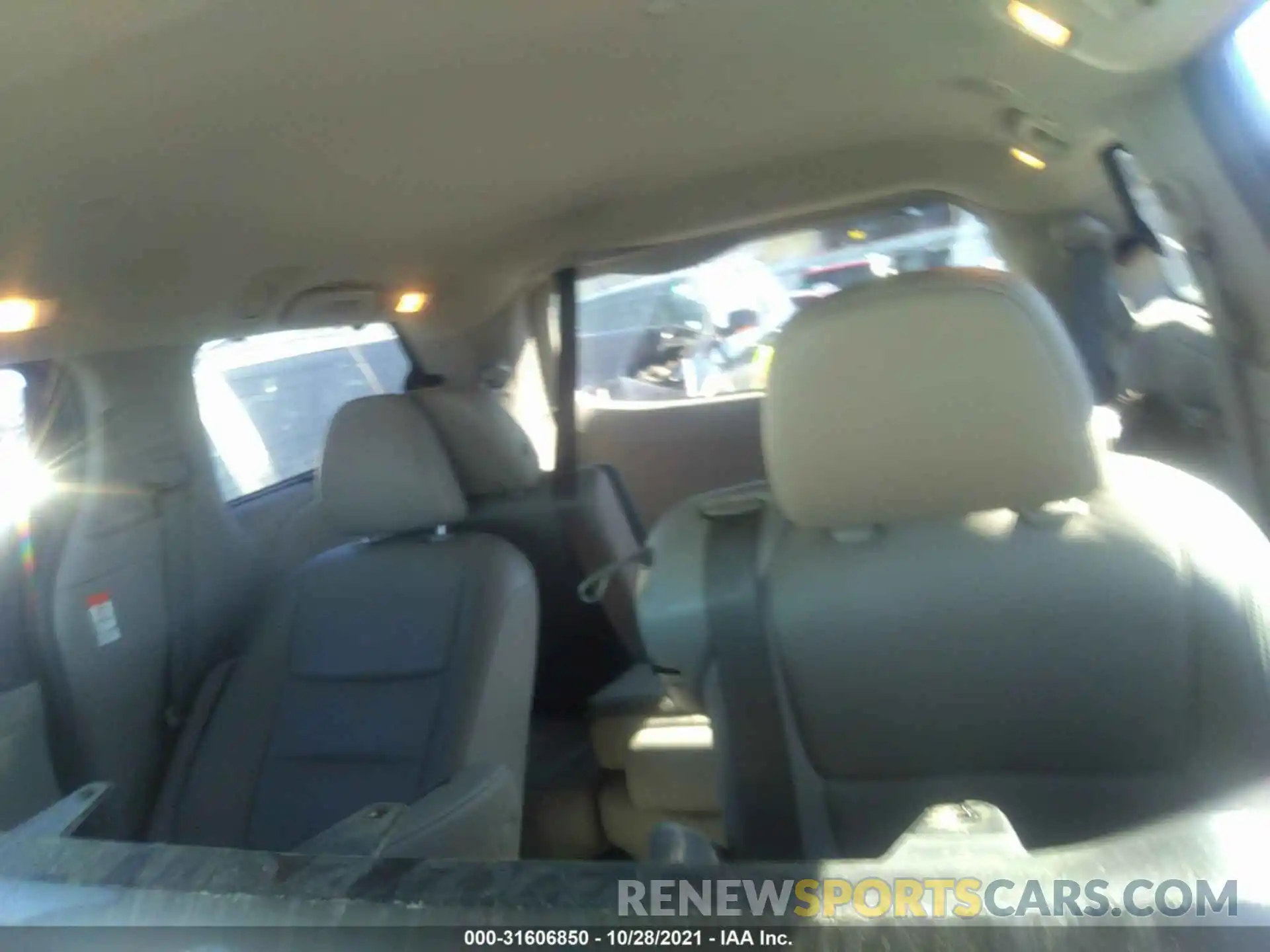 8 Photograph of a damaged car 5TDYZ3DC5KS998757 TOYOTA SIENNA 2019