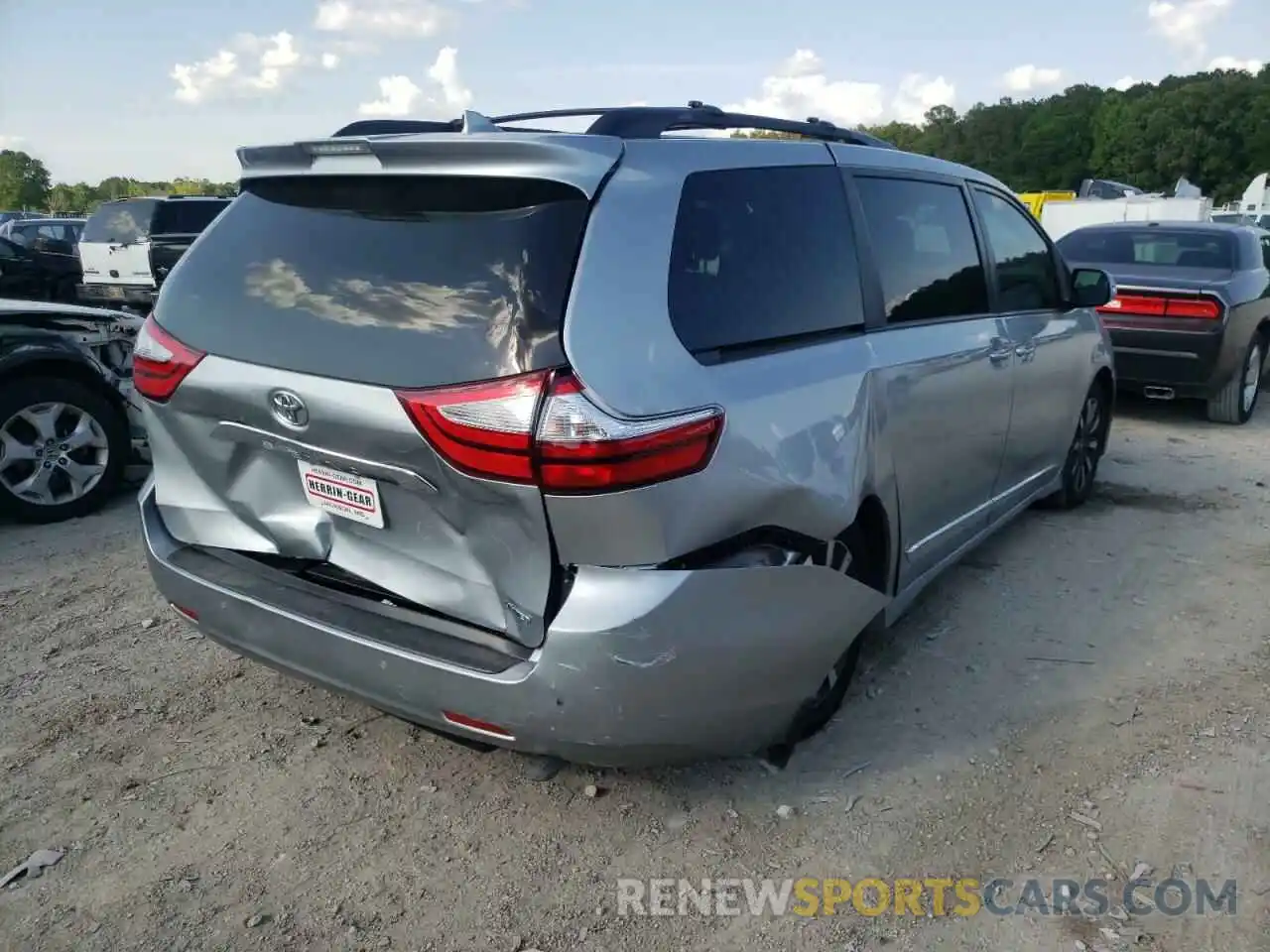 4 Photograph of a damaged car 5TDYZ3DC5KS999925 TOYOTA SIENNA 2019