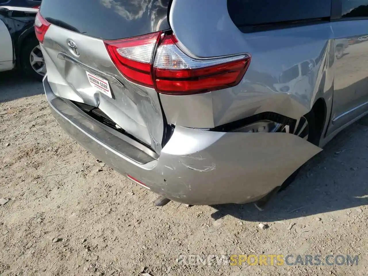 9 Photograph of a damaged car 5TDYZ3DC5KS999925 TOYOTA SIENNA 2019