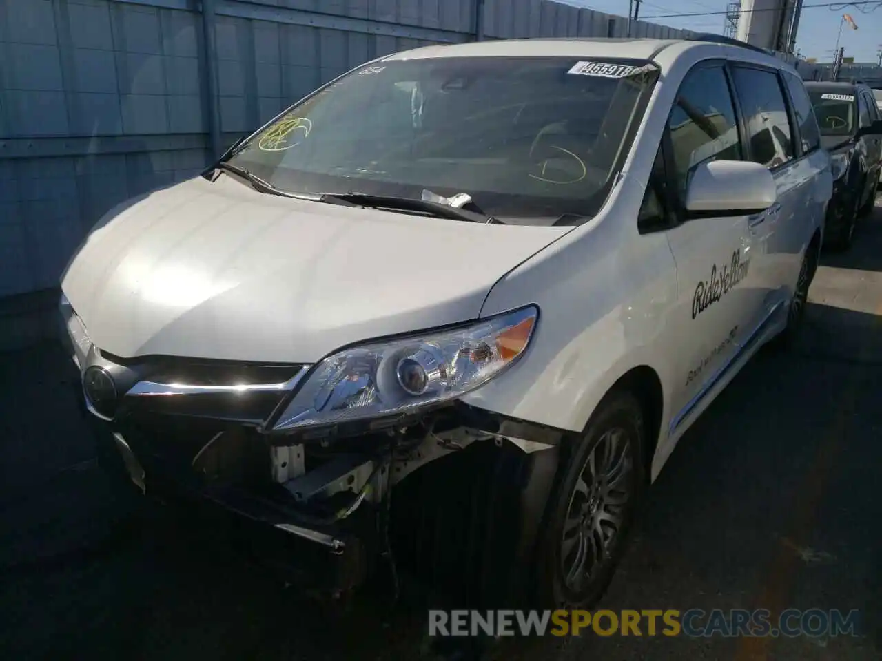 2 Photograph of a damaged car 5TDYZ3DC6KS006285 TOYOTA SIENNA 2019