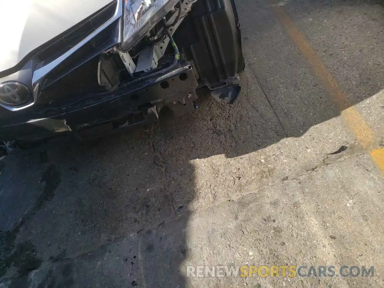 9 Photograph of a damaged car 5TDYZ3DC6KS006285 TOYOTA SIENNA 2019