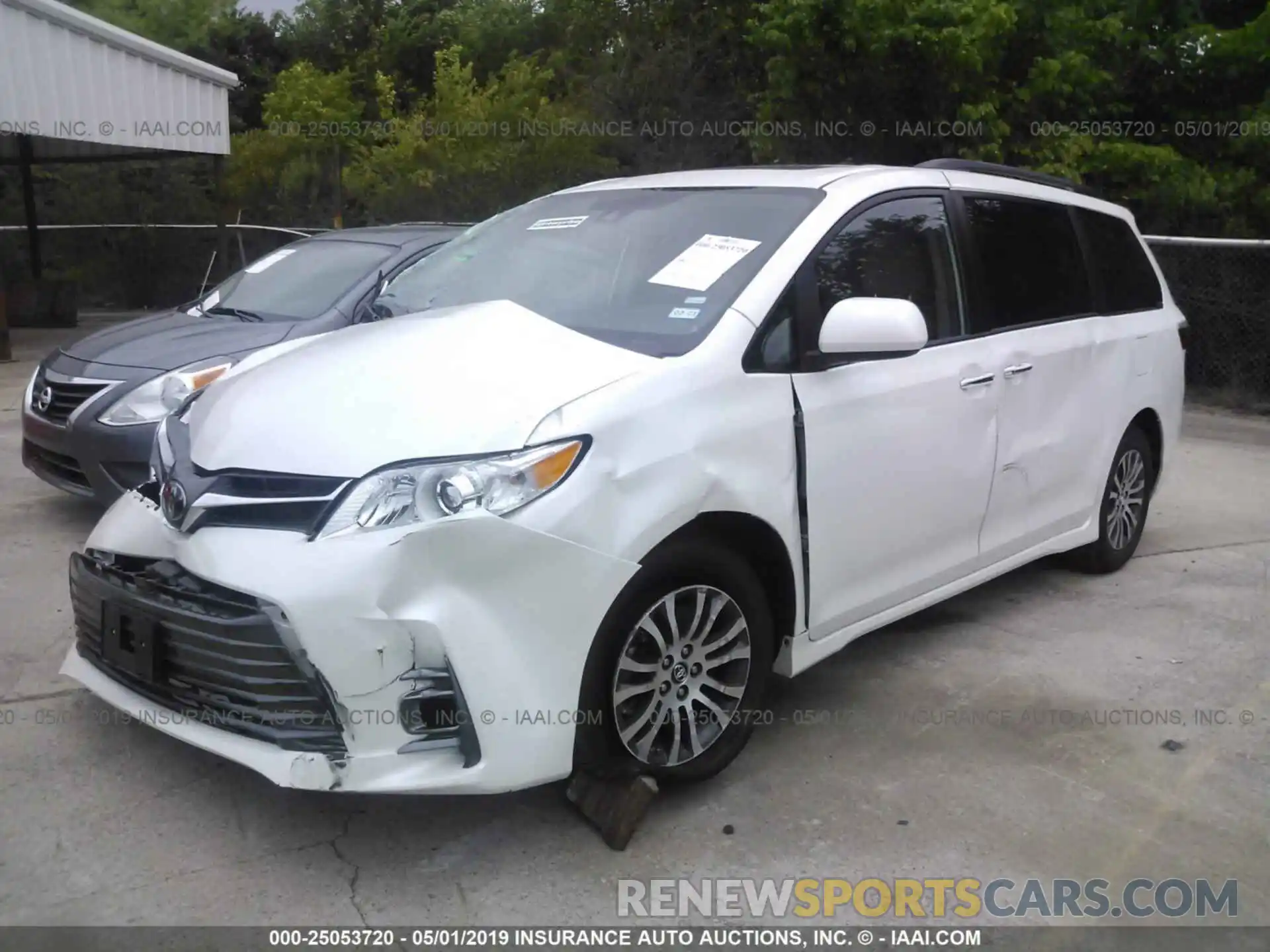 2 Photograph of a damaged car 5TDYZ3DC6KS012118 TOYOTA SIENNA 2019