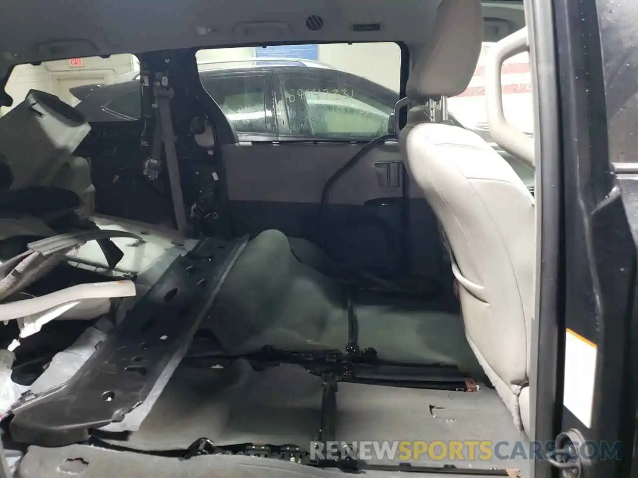 6 Photograph of a damaged car 5TDYZ3DC6KS016430 TOYOTA SIENNA 2019